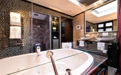 The Pavilions Amsterdam, The Toren hotel with hot tub
