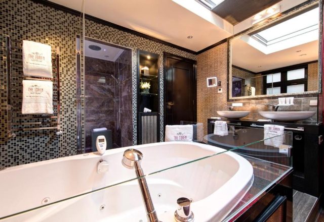 The Pavilions Amsterdam, The Toren hotel with hot tub