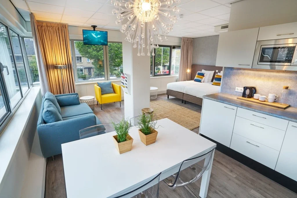Spacious studio apartment with kitchen, dining table, living area and double bed at Amrâth Apart-hotel Schiphol, Badhoevedorp