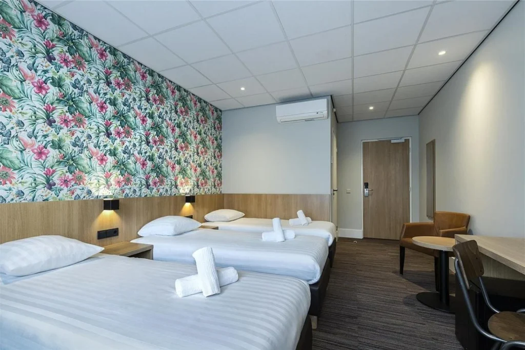 Triple guest room with floral feature wall and workspace at Best Western Amsterdam
Title: Best Western Amsterdam