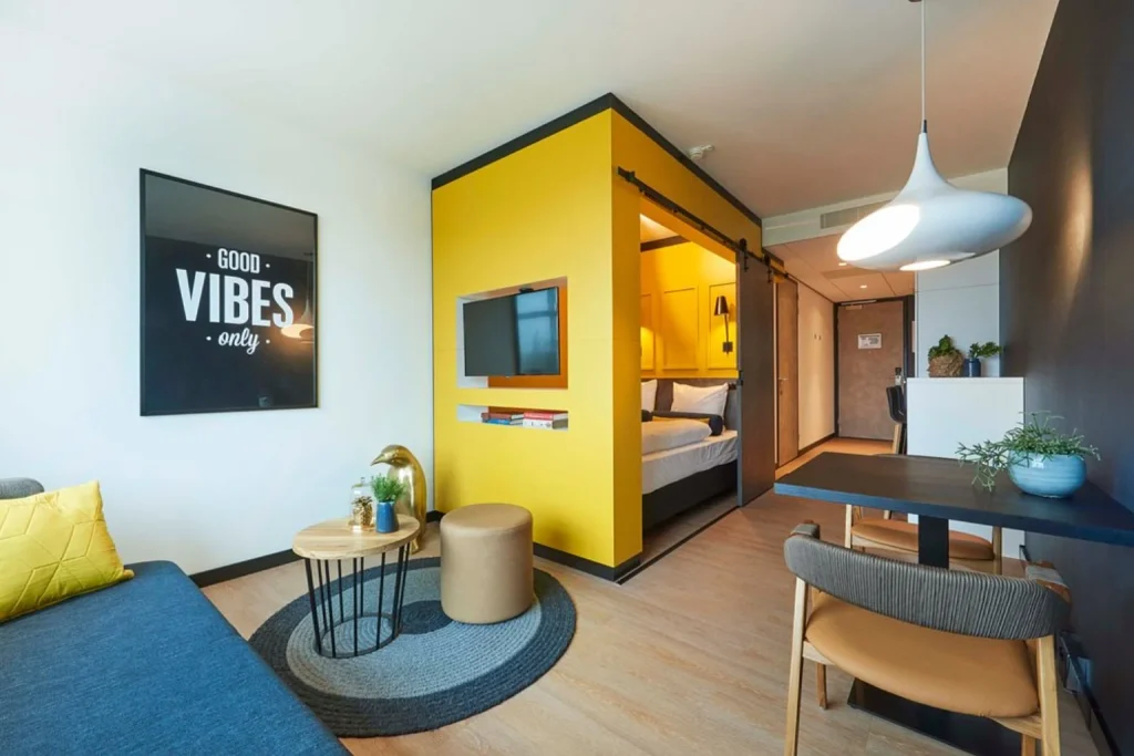 Contemporary apartment at Cityden Oud-Zuid Amsterdam featuring a colorful sleeping area, comfortable lounge and dining space