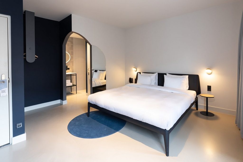 Contemporary guest room at Conscious Hotels Amsterdam featuring minimalist, sustainable-inspired design