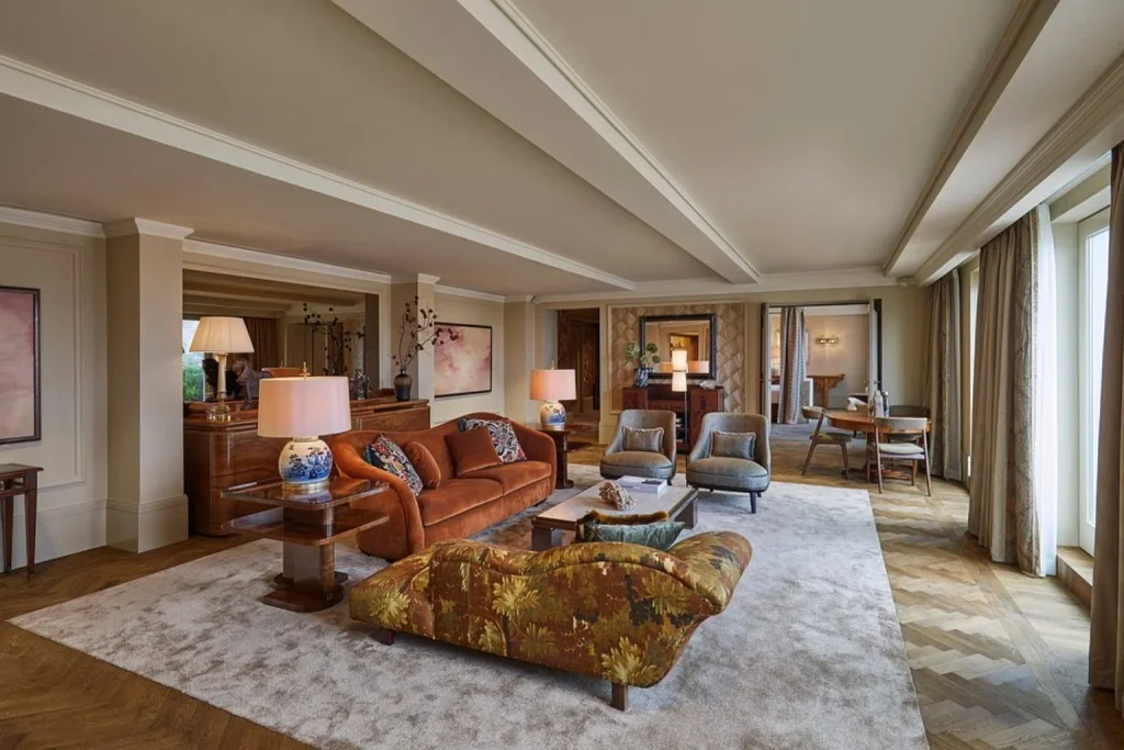 Spacious and elegant suite living room at De L’Europe Amsterdam, featuring refined furnishings, parquet flooring and a sophisticated residential-style interior.