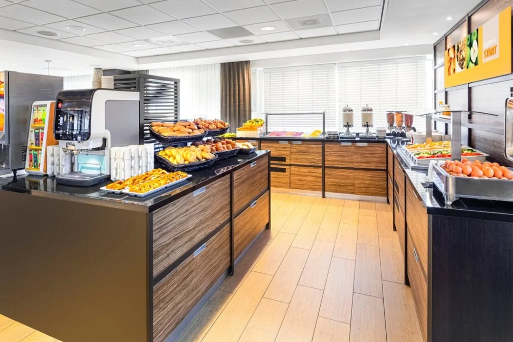 Bright breakfast buffet with pastries, eggs, cereals, fresh fruit and hot drinks at Holiday Inn Express Amsterdam – Sloterdijk Station.