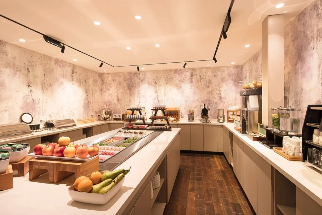 Bright breakfast area with a buffet, fresh fruit and hot dishes at Monet Garden Hotel Amsterdam.