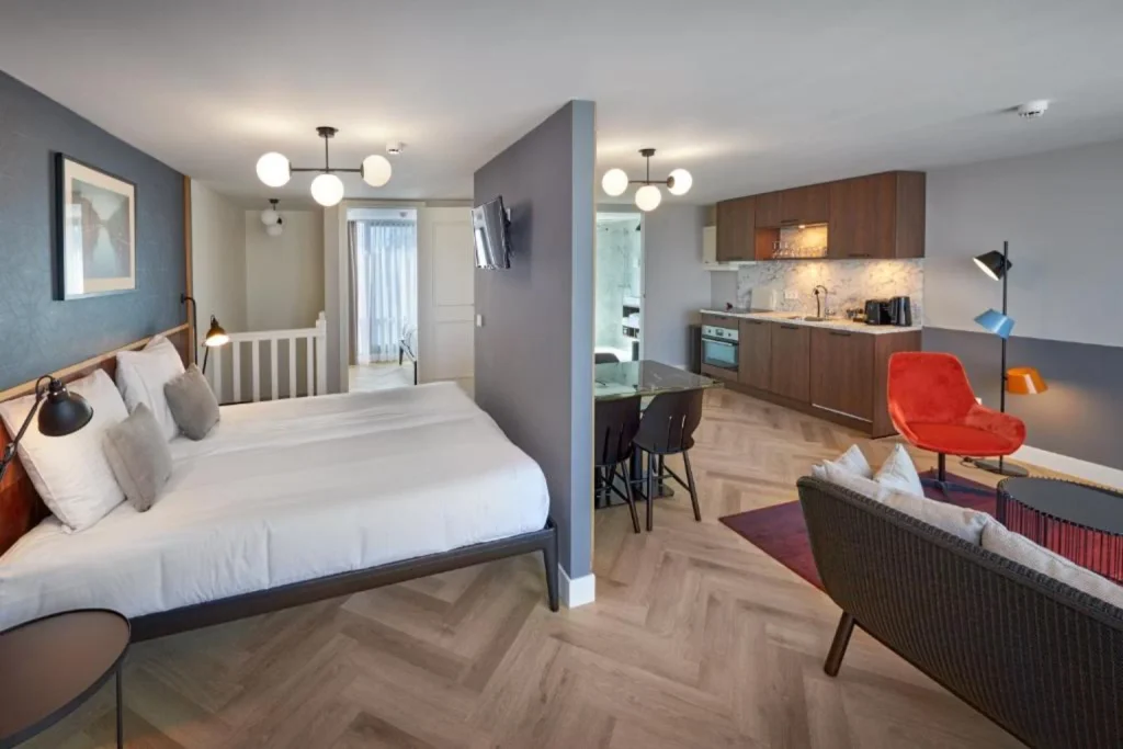 Spacious apartment with a double bed, fully equipped kitchen, dining area and comfortable living space at Nova Apartments Amsterdam, Amsterdam.
