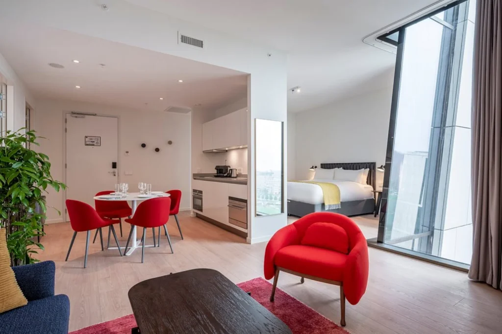 Spacious apartment at PREMIER SUITES Amsterdam featuring a private kitchen, dining area and contemporary living space