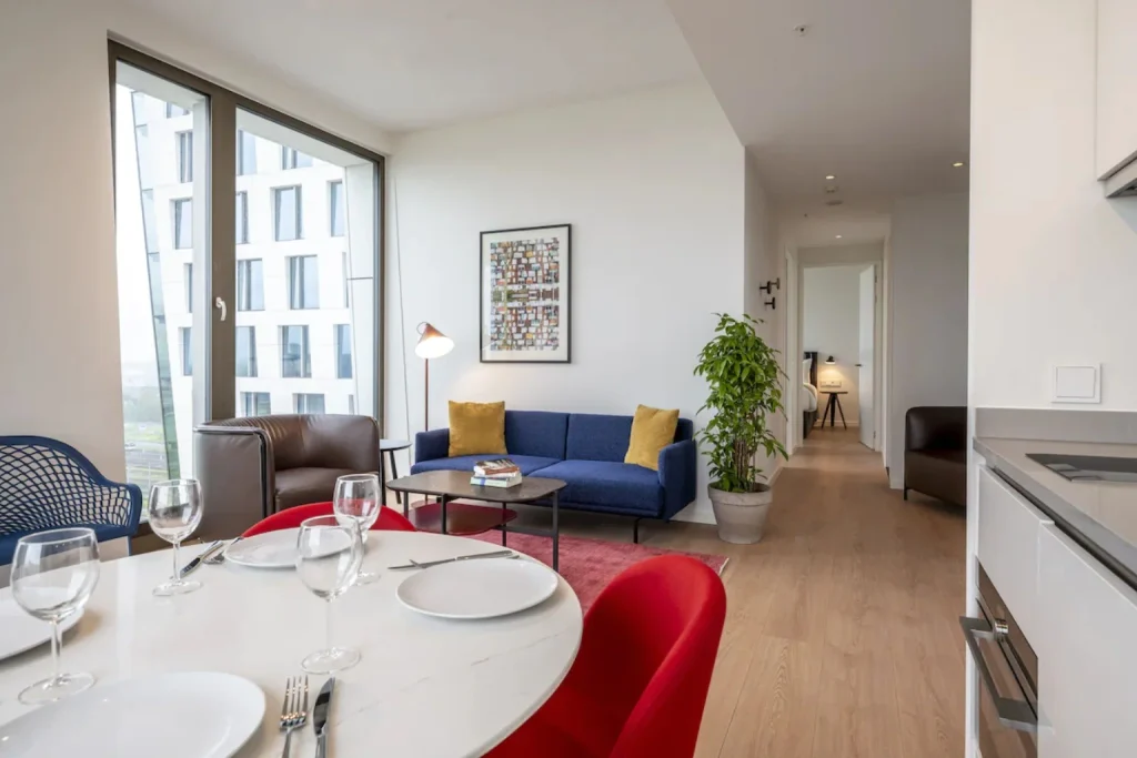 Modern apartment at PREMIER SUITES PLUS Amsterdam featuring a private kitchen, dining area and comfortable living space