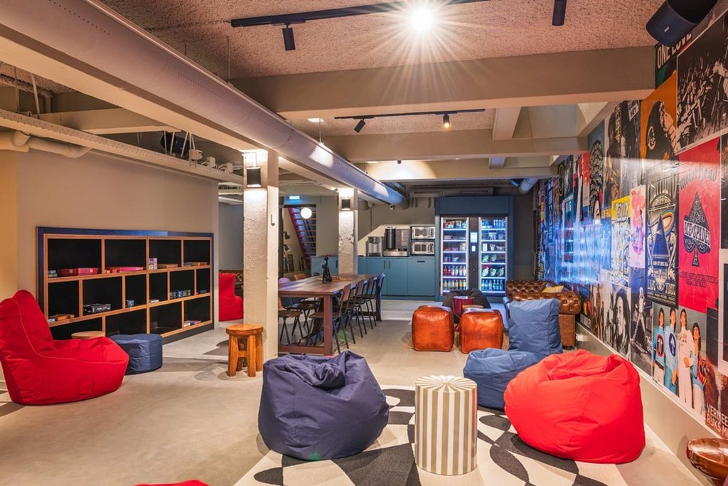 Relaxed communal lounge at Stayokay Amsterdam Stadsdoelen Centrum with colorful seating and social spaces