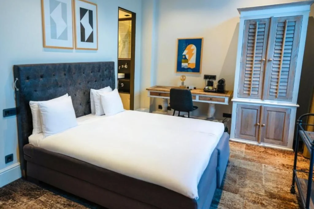 Modern double room with comfortable bed and work desk at S&A Vondel Park Hotel, Amsterdam